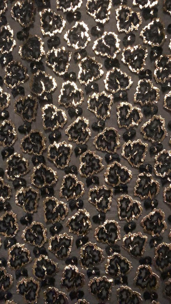 Yves Saint Laurent : les coulisses de la haute couture à Lyon.